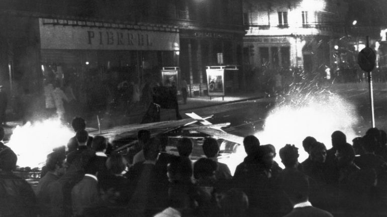 Manifestants devant une barricade à Lyon, près du pont La Fayette, dans la nuit du 27 au 28 mai 1968 © AFP PHOTO