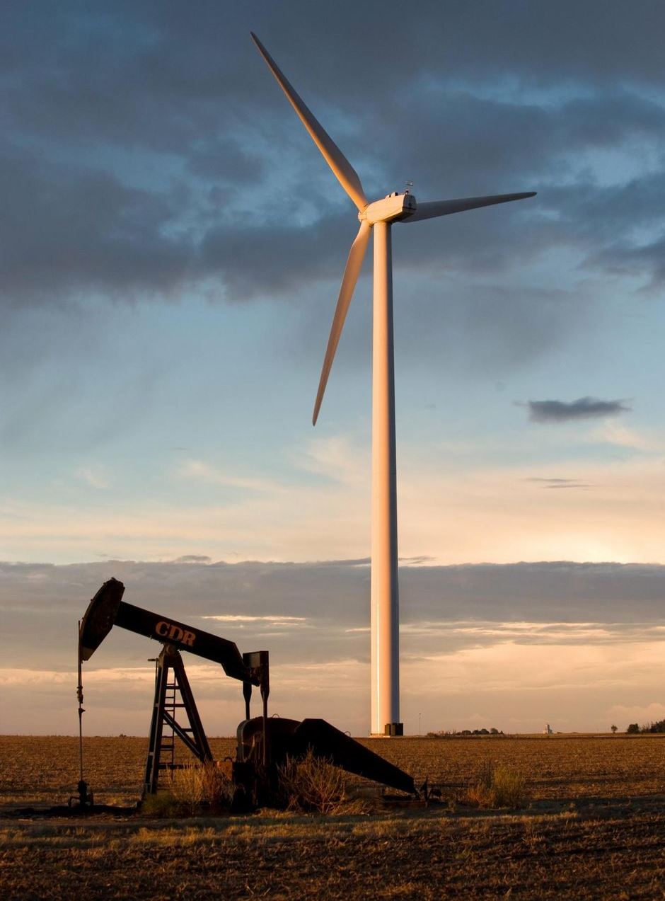 Une éolienne installée dans un champ d'hydrocarbures au Kansas, USA.. Copyright Stefan Falke