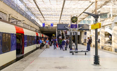 Photo train a l arret dans la gare de l'aéroport Paris CDG