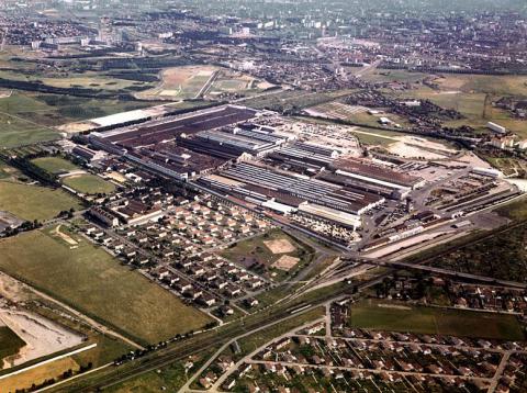 Vue aérienne de l’usine Renault Véhicules Industriels à Vénissieux et de la cité Berliet à Saint-Priest, 1980-1990 Fondation de l’automobile Marius Berliet - Lyon (1980-1990)