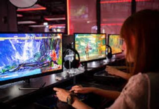 Jeunes devant écrans de jeux vidéo