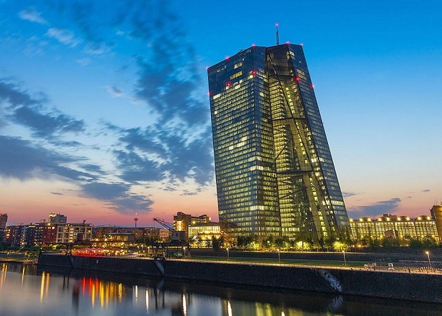 Photo de la banque centrale de nuit