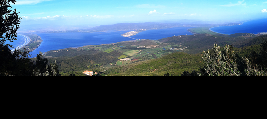 Vue panoramique de la lagune d'Orbetello, en Etrurie, depuis le Monte Argentario. Ce dernier est une ancienne île, rattachée à la terre par un triple tombolo. Deux tombolos sableux (à gauche et à droite) séparent la lagune de la mer Méditerrané. La ville étrusque d'Orbetello s'est développée sur le tombolo central. L'évolution environnementale de la lagune et étraitement liée au développement de la ville." © GIlle Brocard