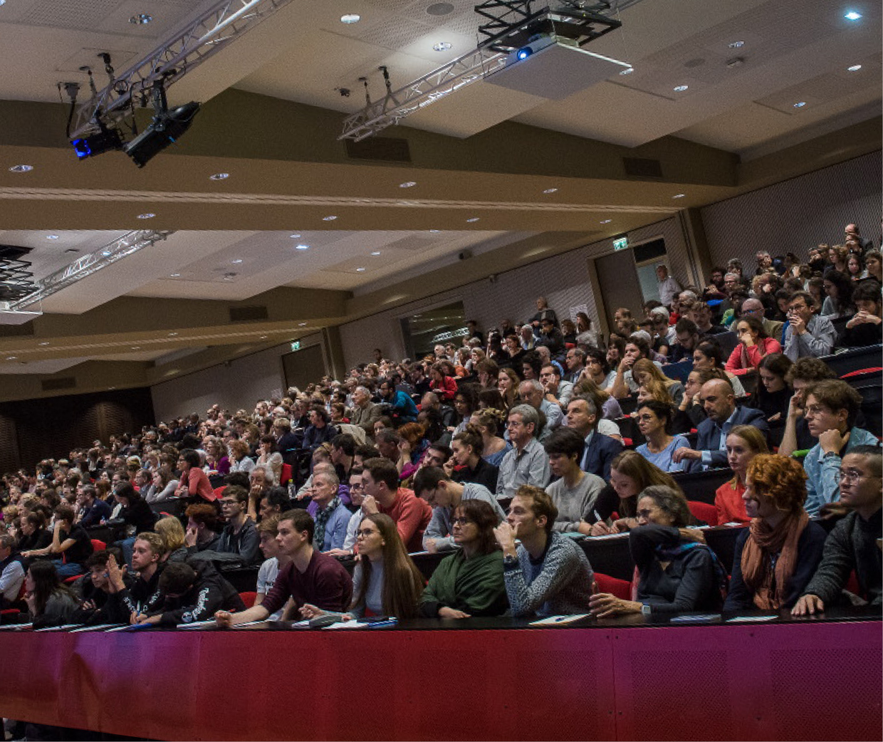 Assemblée du public nombreux des rencontres du festival